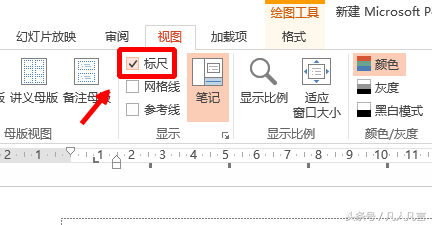 ppt文档中的项目符号与文本离得比较远，怎样调整？